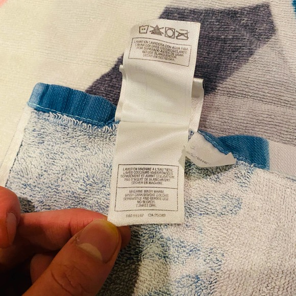 Disney Pixar Finding Nemo Shark Bait 100% Cotton Beach Bath Towel - Picture 5 of 5